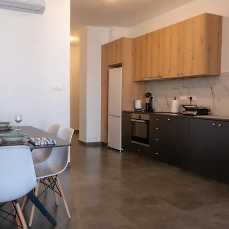 Luxurious Two Bedroom With Roof Garden