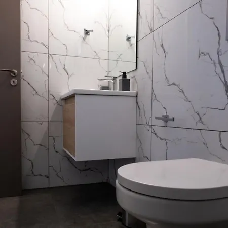 Luxurious Two Bedroom With Roof Garden *