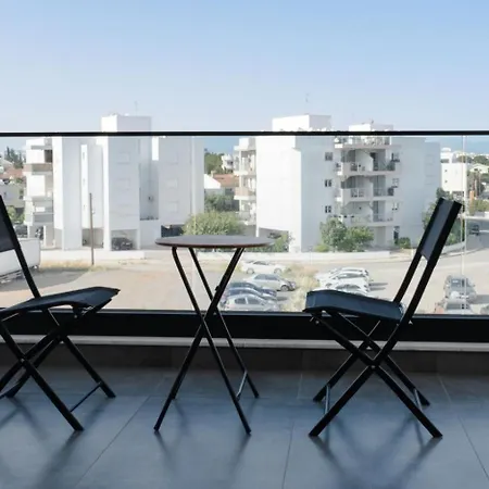 Luxurious Two Bedroom With Roof Garden * Lakatamia